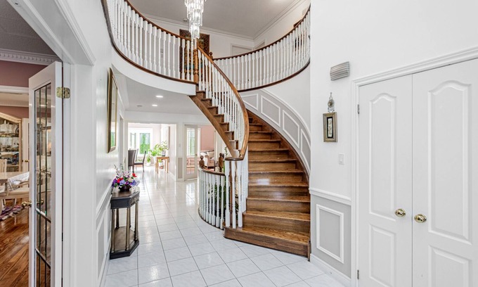 Richmond Hill House | Luxurious Spacious Art Gallery