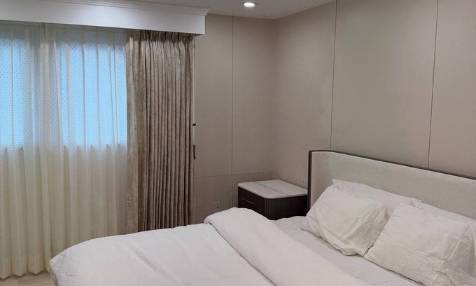Falls Church House | Luxurious Townhome Near Metro, Tysons Malls, and DC Attractions