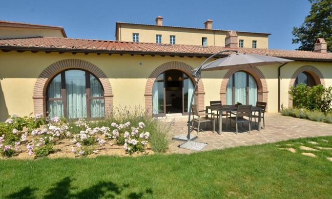 Trequanda Villa | Luxurious Viila on two floors of 221 m2 consisting of a double dining room with kitchen equipped with dishwasher, microwave oven, electric oven, fridge and freezer.Comfortable sofas, fireplace, large breakfast bar, two double bedrooms with private bathro