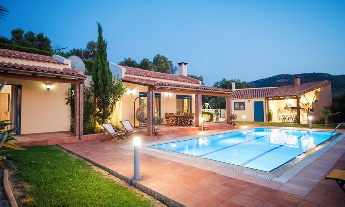 Giannoudion House | Luxurious villa, idyllic view, 5km from town & beach, total privacy, large pool