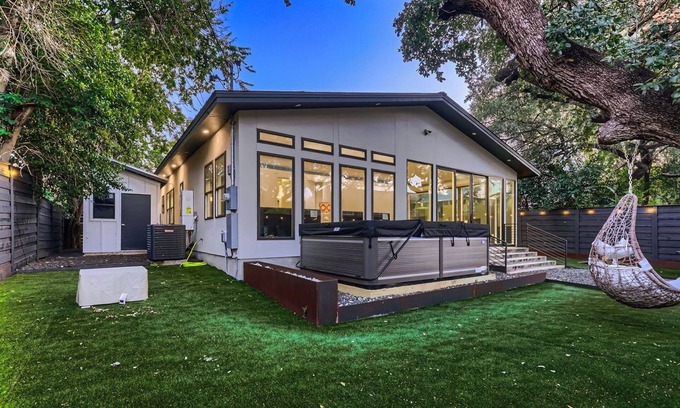 Galindo House | Luxurious Villa in the heart of Austin 5 minutes to Downtown and SoCo + Hot Tub