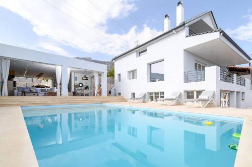 Kineta Villa | Luxurious Villa MALOMAR