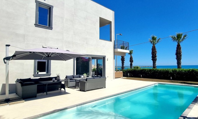 Donnalucata Villa | LUXURIOUS VILLA WITH POOL FACING THE SEA