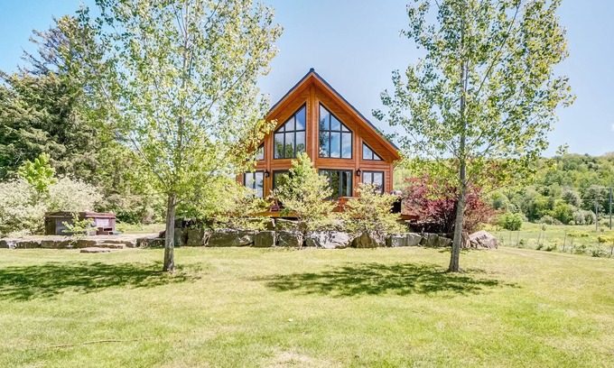 Cheneville Cabin | Luxurious Waterfront Retreat