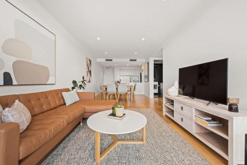 Kingston Apartment | Luxurious Waterfront Unit with Breathtaking Views - Hosted by Canstay