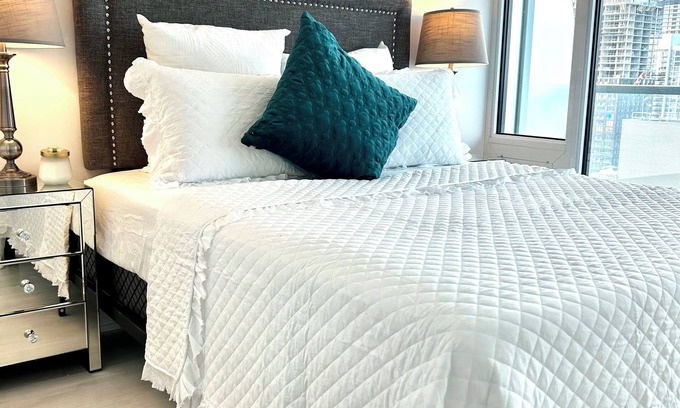 Downtown Toronto Apartment | Luxury 1 bedroom plus den in the heart of downtown Toronto