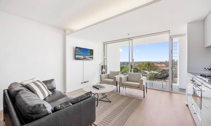 Darlinghurst Apartment | Luxury 1 BR Sky Pad with Views, Gym & Sauna
