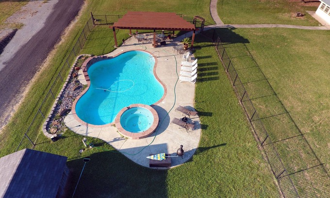 Aurora House | Luxury 11BR, 13Bath, 6500SFT, 26acre Ranch Resort with Game Rm, Pool - Sleeps 50