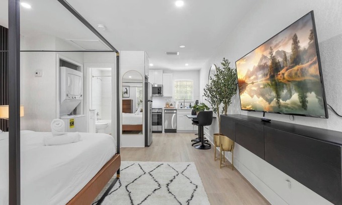 SoHo Apartment | Luxury 1B with prime location, FREE parking & crib
