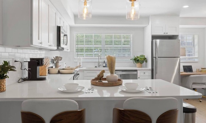 SoHo Apartment | Luxury 1B with prime location, FREE parking & crib