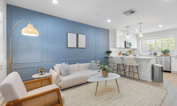 SoHo Apartment | Luxury 1B with prime location, FREE parking & crib
