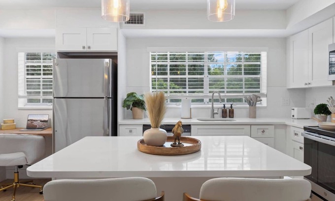 SoHo Apartment | Luxury 1B with prime location, FREE parking & crib