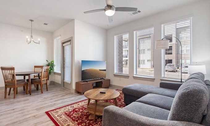 Vista Del Pueblo Apartment | Luxury 1BD/1BA Near The Airport 5953