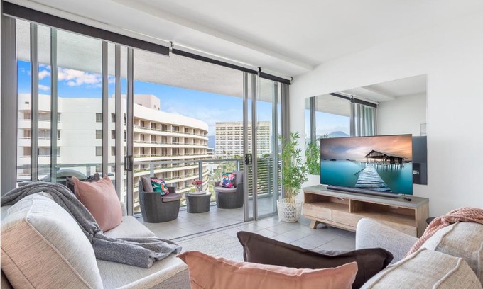 Cairns Central Business District Apartment | Luxury 1BR Apartment @ Harbour Lights Cairns