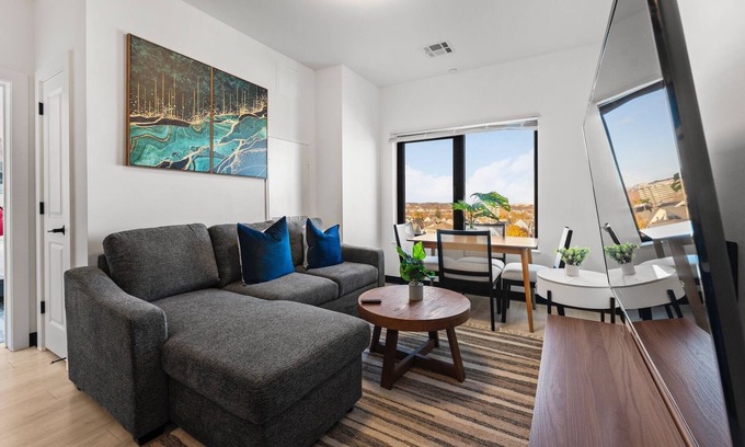 Everett Apartment | Luxury 1BR Close to Boston 5367