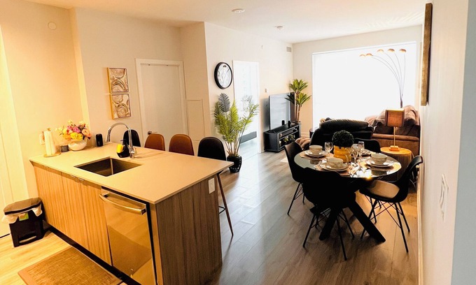 Downtown Mississauga Condo | Luxury 1BR Condo | Sophisticated & Stylish Stay by Square One