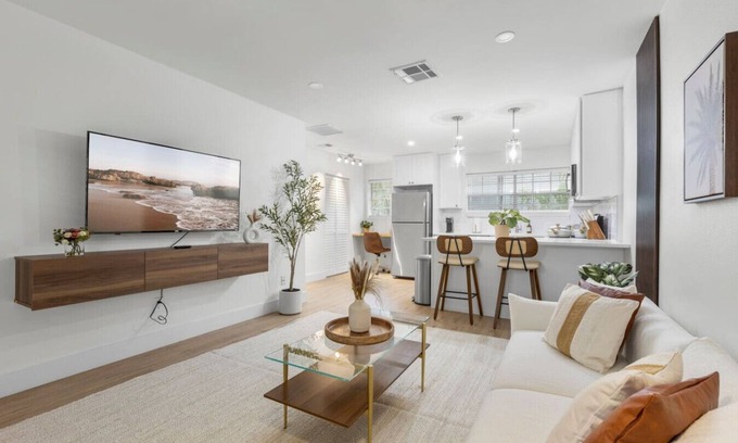 Tampa Apartment | Luxury 1BR in amazing Location FREE parking &crib