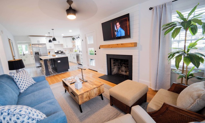 Clarksville Cottage | Luxury 2 bd lakefront Modern porch fire pit fisherman boat dock walk to downtown