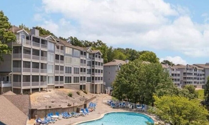 Lake Ozark Condo | Luxury 2 Bed/2 Bath Lakefront Condo w/Dock/Deck/Pools-Minutes from Bagnell Strip-Sleeps 6
