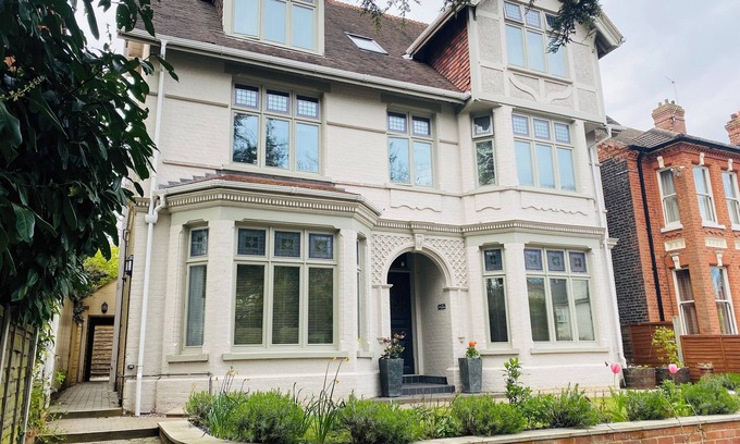 Norwich Apartment | Luxury 2 bed Apartment-Golden Triangle w/Parking