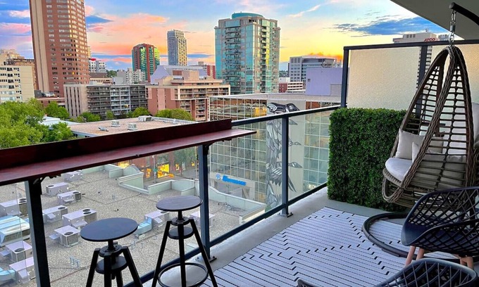 Connaught Condo | Luxury 2 Bed, Private XL Balcony Downtown, Free Parking