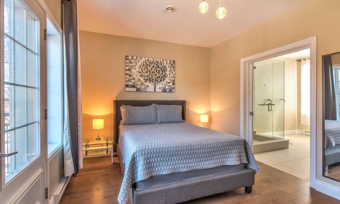 Cote-Des-Neiges—Notre-Dame-De-Grace Apartment | Luxury 2 bedroom, 2 bath condo , 2 balconies, hi speed WIFI with FREE parking