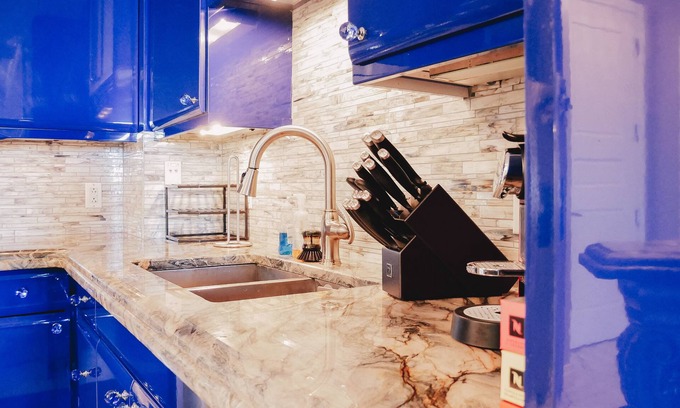 McLean Condo | Luxury 2 Bedroom 2 Bathroom Apt | Spa Shower | Balcony | Complimentary Parking
