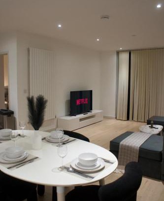 Docklands Apartment | Luxury 2 Bedroom 2 Bathroom Apartment by ExCeL & The 02, London