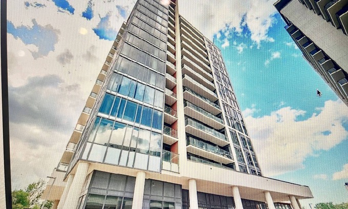 Richmond Hill Apartment | Luxury 2 Bedroom Family Size Condo