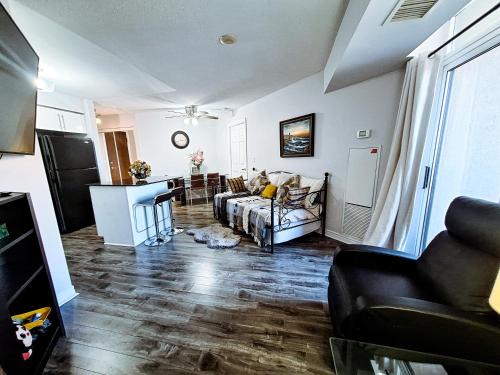 Downtown Mississauga Apartment | Luxury 2 bedroom Condo With Swimming Pool Near Square One