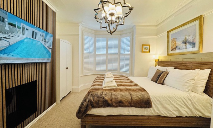 Christchurch Apartment | Luxury 2 Bedroom Designer Flat with Private Garden