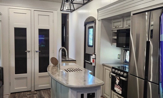 Hermosa RV Rental | Luxury 2 bedroom with WiFi and FREE CUSTER PARK PASS! Close to Mt. Rushmore!