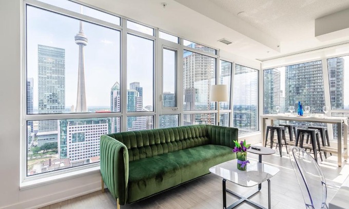 Downtown Toronto Apartment | Luxury 2 BR in the heart of Entertainment District w/ CN Tower View