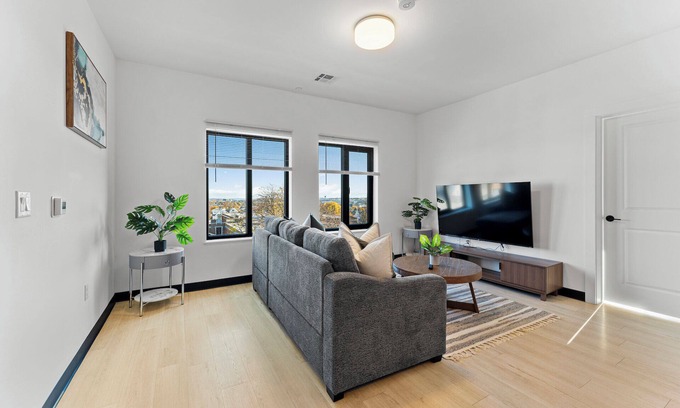 Everett Apartment | Luxury 2bd/2ba near Boston 5031