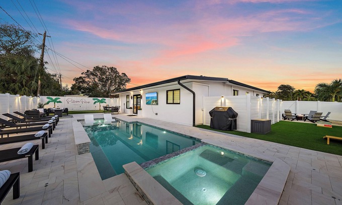 Sarasota House | Luxury 3/3 with Heated Pool, Spa, & Putting Green!