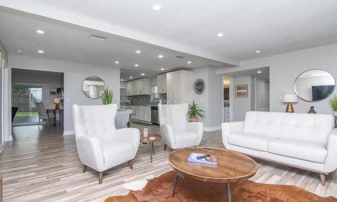 Brandon House | Luxury 3 Bedroom 2 Bath w/2 Car Garage