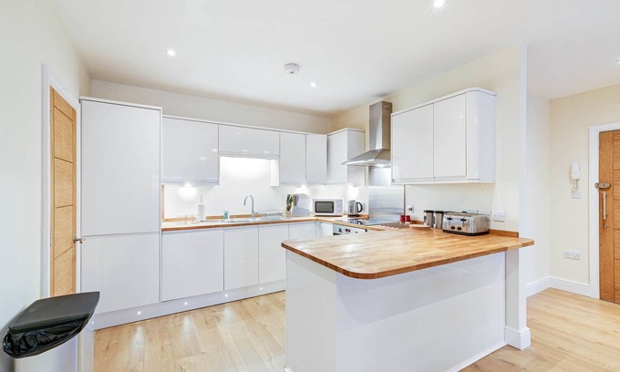 Maidenhead Apartment | Luxury 3 Bedroom Apartment with Parking