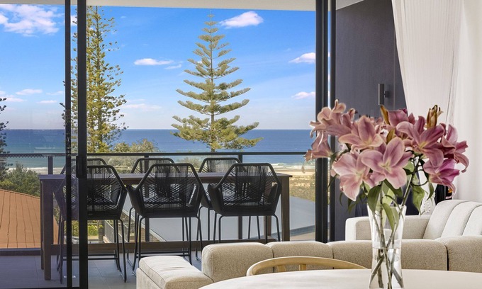 Bilinga Apartment | Luxury 3 bedroom apartment with ocean views & linen included
