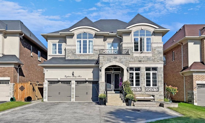 Pickering Condo | Luxury 3 Bedroom Family Home - w/Free WiFi & Parking. 20mins from Downtown