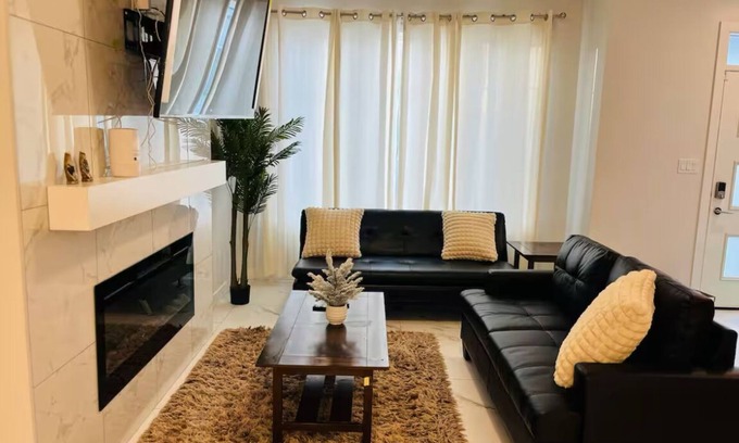 Southwest Edmonton House | Luxury 3 Bedroom Home | Fireplace | 84” Pool Table| Air Conditioning| Garage