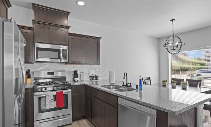 Chamberino House | Luxury 3 bedroom home w/ high speed wifi & garage