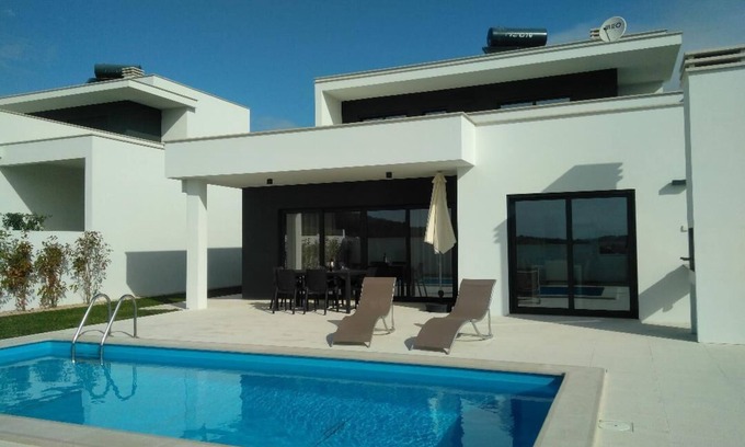 Famalicao Villa | Luxury 3 bedroom villa for rent near Nazaré with private salt pool