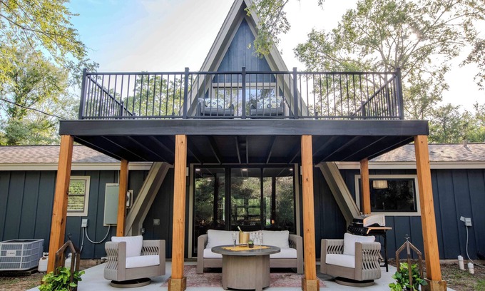 College Station House | Luxury 3-bedroom with elevated speakeasy vibes, sleeps 10, and brand new