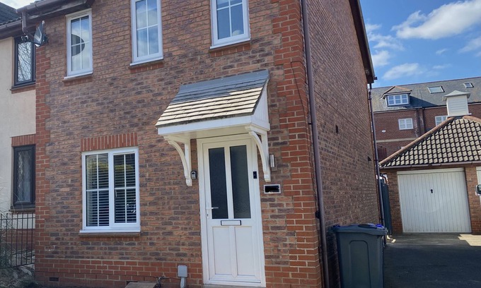 Northampton House | Luxury 3 Bedrooms, Driveway, Garage, Garden, M1