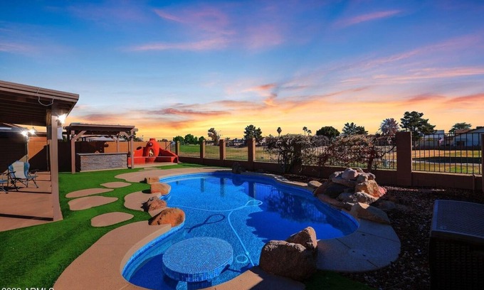 Suncliff House | Luxury 3-br Home with Pool & Outdoor BBQ Area