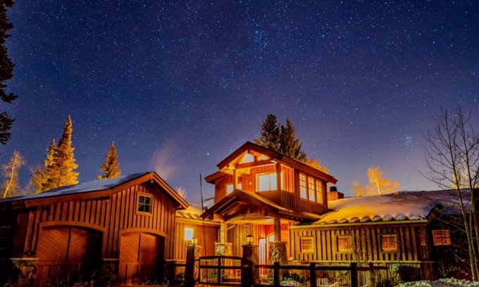 Three Peaks House | Luxury 3-Peaks Lodge with waterfalls, wildlife, & wraparound decks