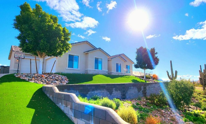 Peoria House | Luxury 3BR 3BA Villa, Private Pool, Pet Friendly*, Indoor Fireplace, 1.25 Acres