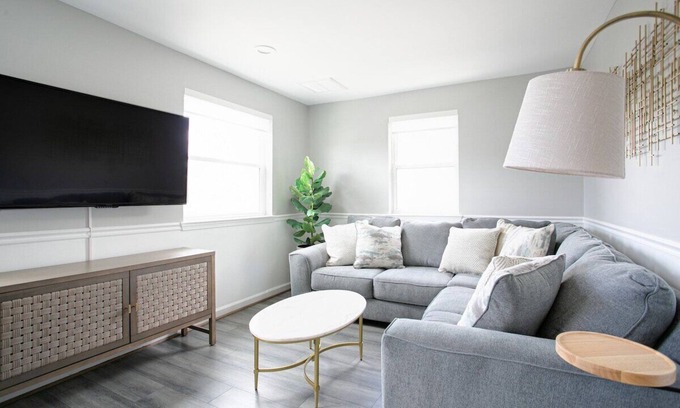Arlington Views Apartment | Luxury 3BR & Free Parking - 6-mins to Monuments!
