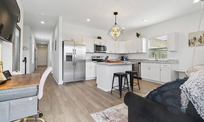 Fairgrounds Apartment | Luxury 3br Oasis w/Jacuzzi