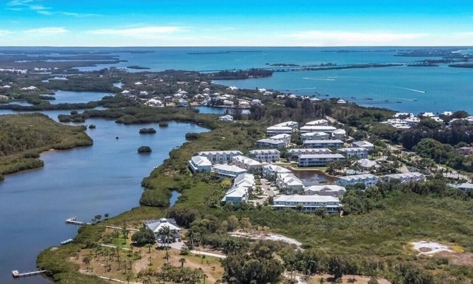 Cape Haze House | Luxury 3BR Townhome - 10 min from Beach - 2 Master Suites - Private Elevator